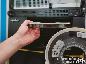 Magnetic tape reader